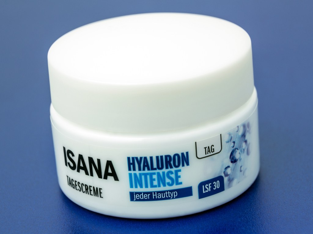 Sicher hast du auch das eine oder andere Produkt von Isana im Badezimmer. Rossmanns Pflegemarke ist beliebt. Das solltest du über Isana wissen.