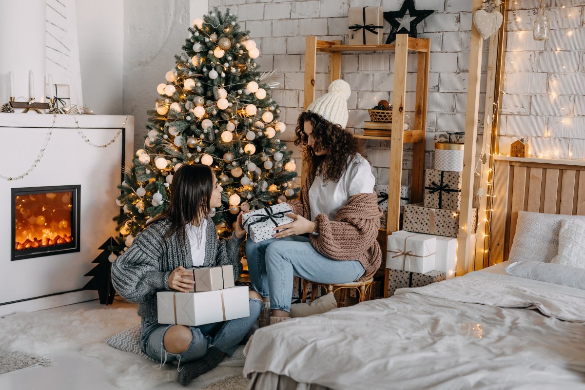 Zwei Frauen und Weihnachtsgeschenke