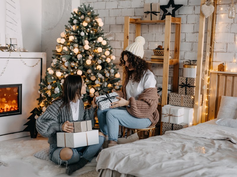 Zwei Frauen und Weihnachtsgeschenke