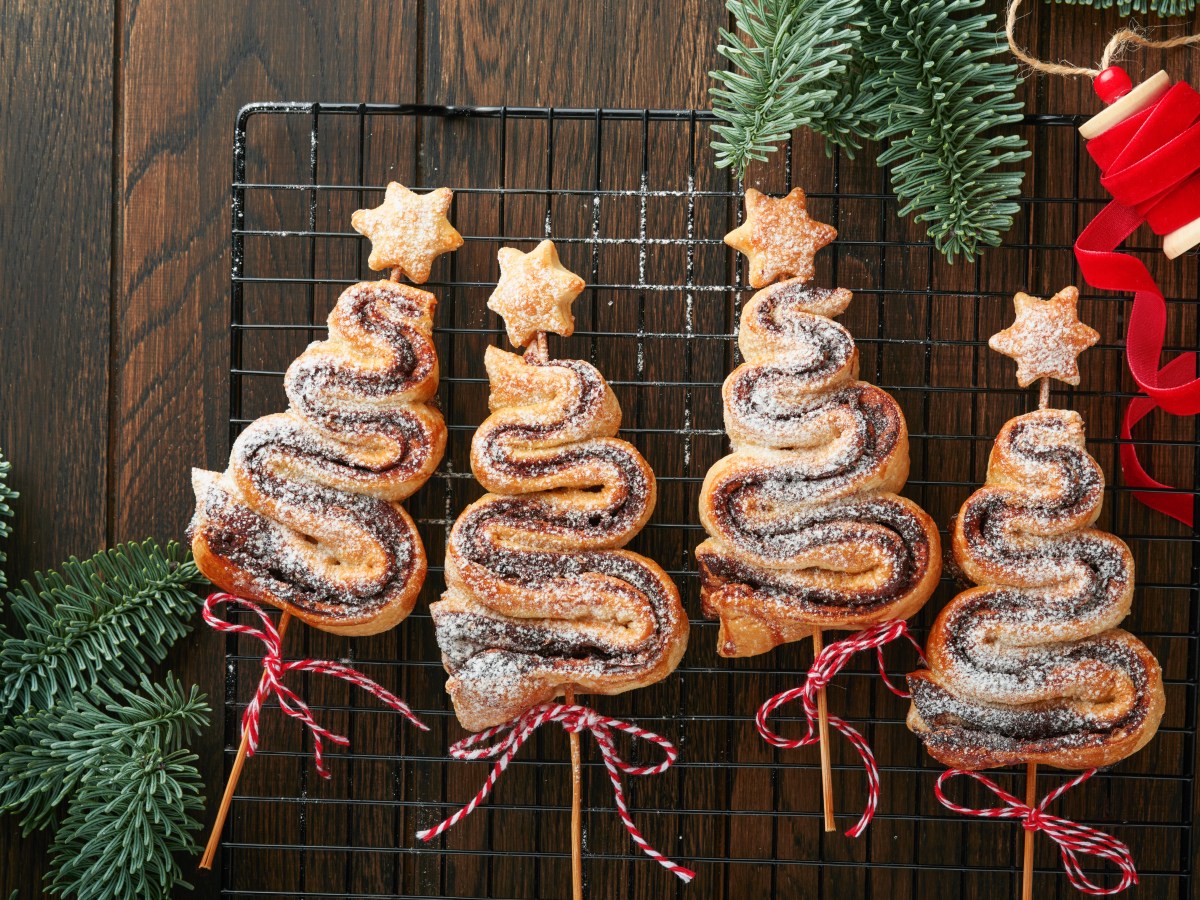 Advent: Kleine Nutella Weihnachtsbäume aus Blätterteig, wenig Zutaten, schnell gemacht