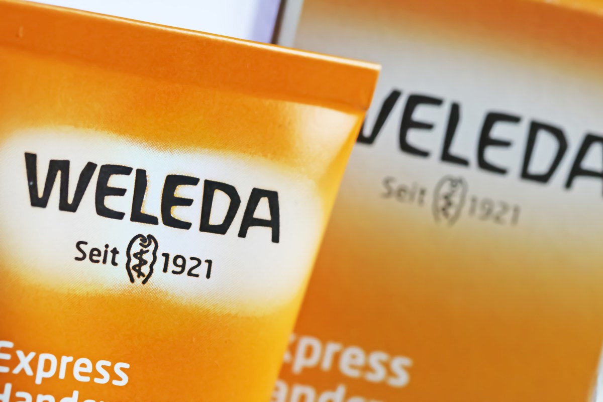 Sicher hast du das eine oder andere Produkt dieser Marke schonmal gekauft. Aber kennst du die spannende Geschichte von Weleda? Wir verraten dir auch noch ein paar Geheimnisse.
