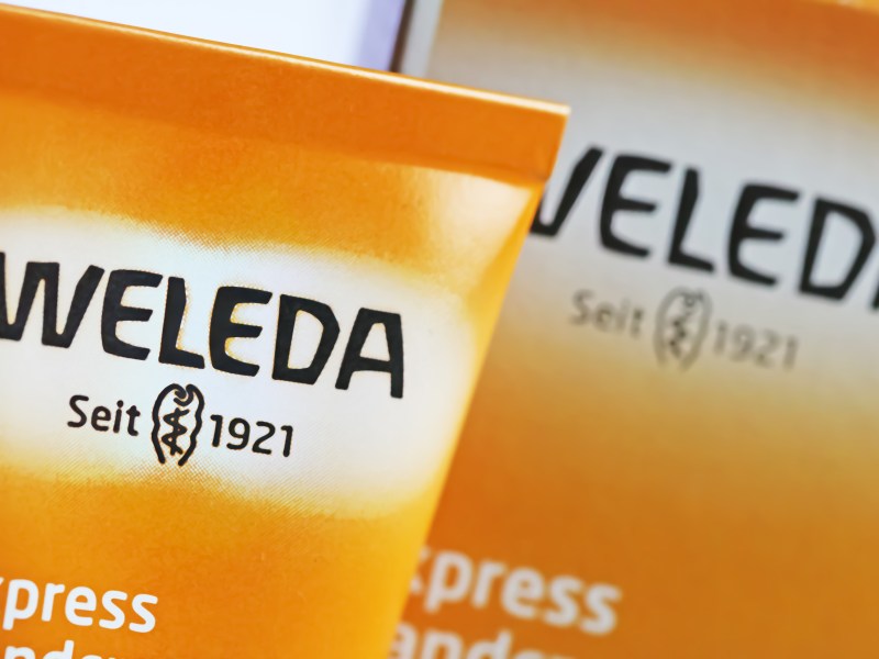 Sicher hast du das eine oder andere Produkt dieser Marke schonmal gekauft. Aber kennst du die spannende Geschichte von Weleda? Wir verraten dir auch noch ein paar Geheimnisse.