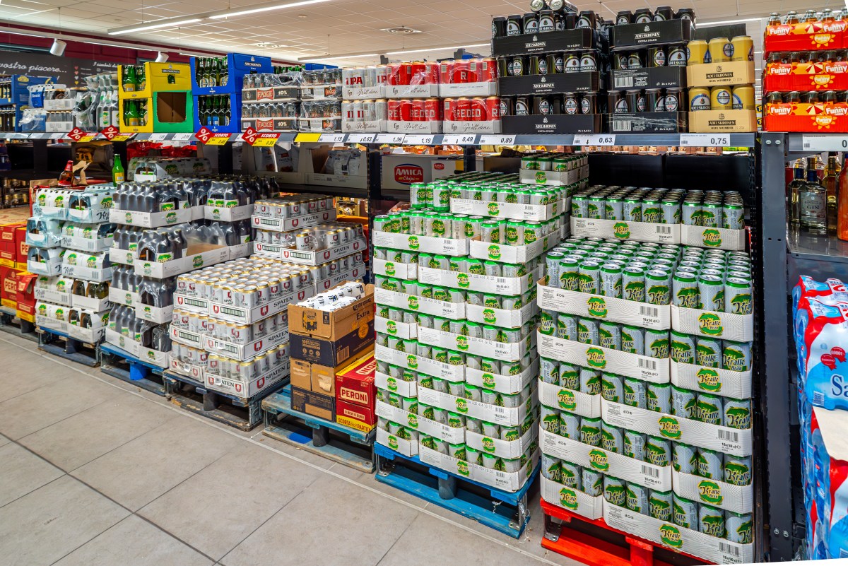 Perlentaucher, Meisterbräu, Paderborner und Karlskrone: Die beliebten Eigenmarken der Discounter sind preiswert, obwohl sie von diesen berühmten Brauereien stammen.