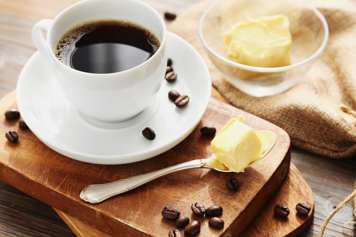 Kaffeetasse mit Löffel und Butter