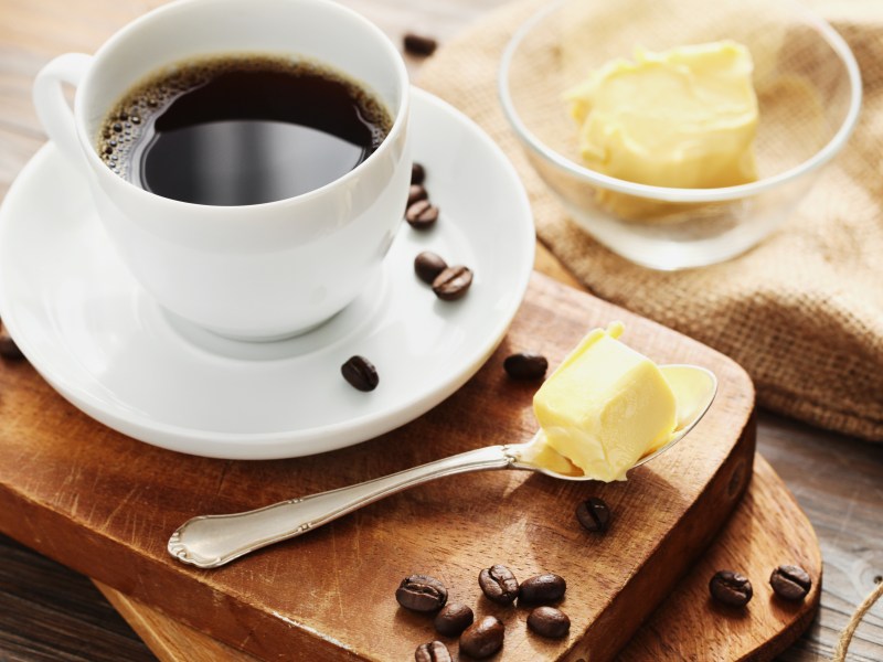 Kaffeetasse mit Löffel und Butter