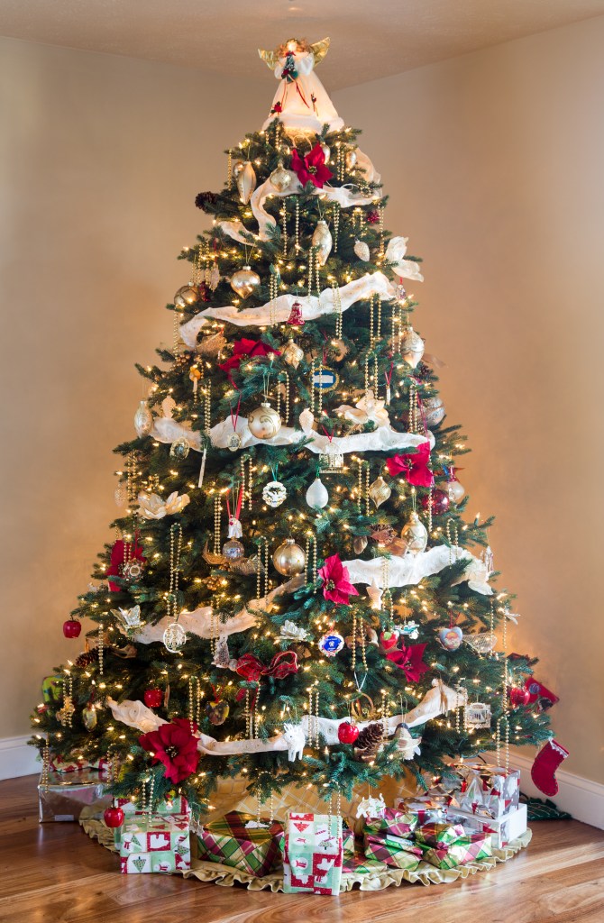 Weihnachtsbaum vollbepackt mit viel Schmuck