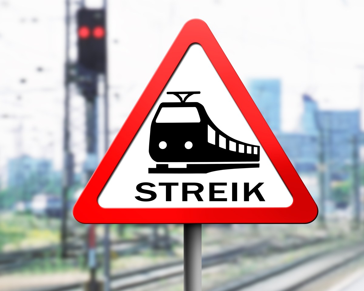 Auf einem Warnschild ist ein Zug abgebildet mit der Aufschrift "Streik".