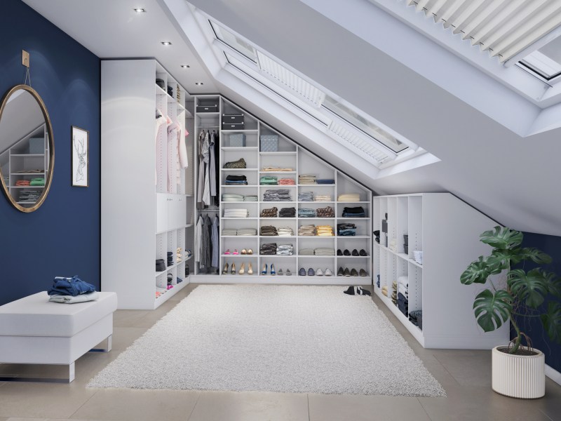 Begehbarer Kleiderschrank unter einer Dachschräge