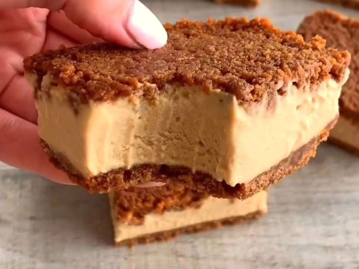 Biscoff Eiscreme Schnitten: Das Rezept von Fitwaffle Kitchen.