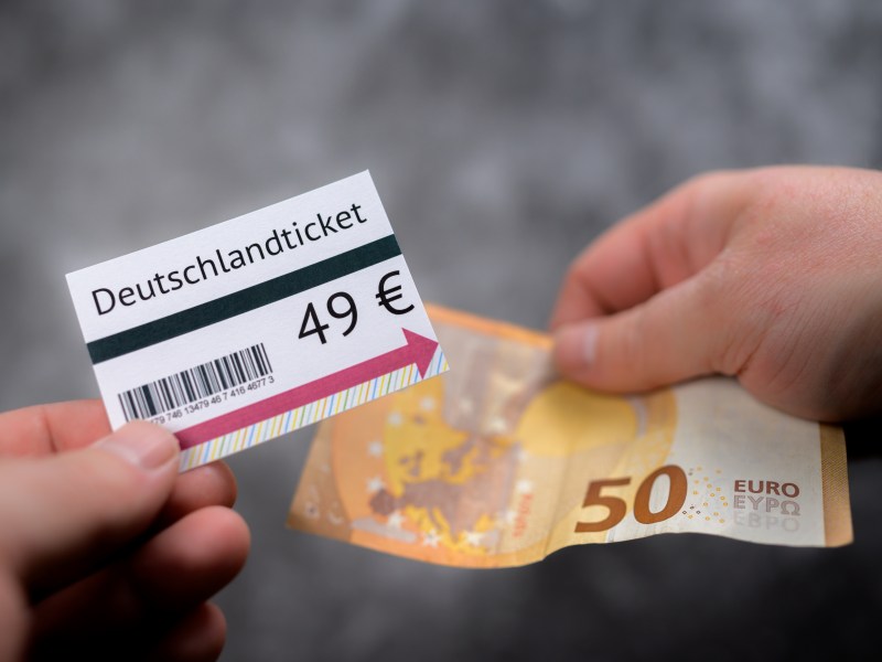 Ein 49-Euro-Ticket und ein 50-Euro-Schein.