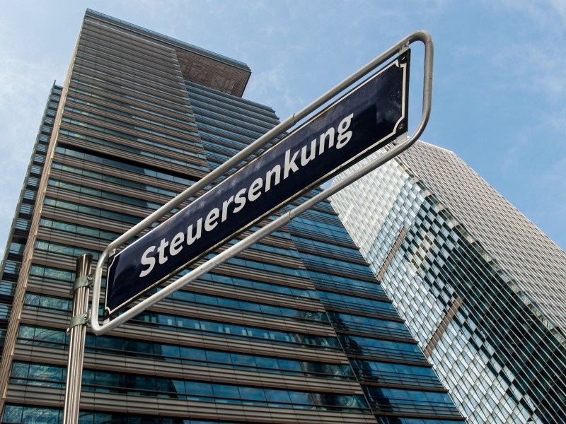 Auf einem Straßenschild steht das Wort 