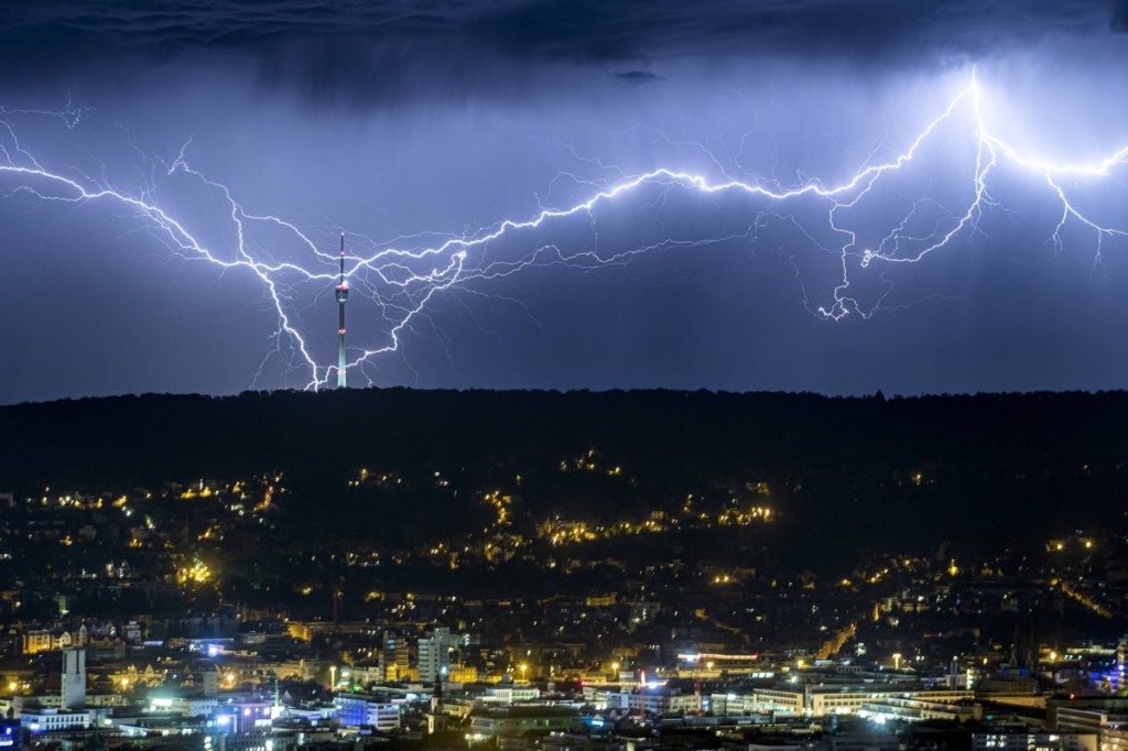 Gewitter über einer Stadt.