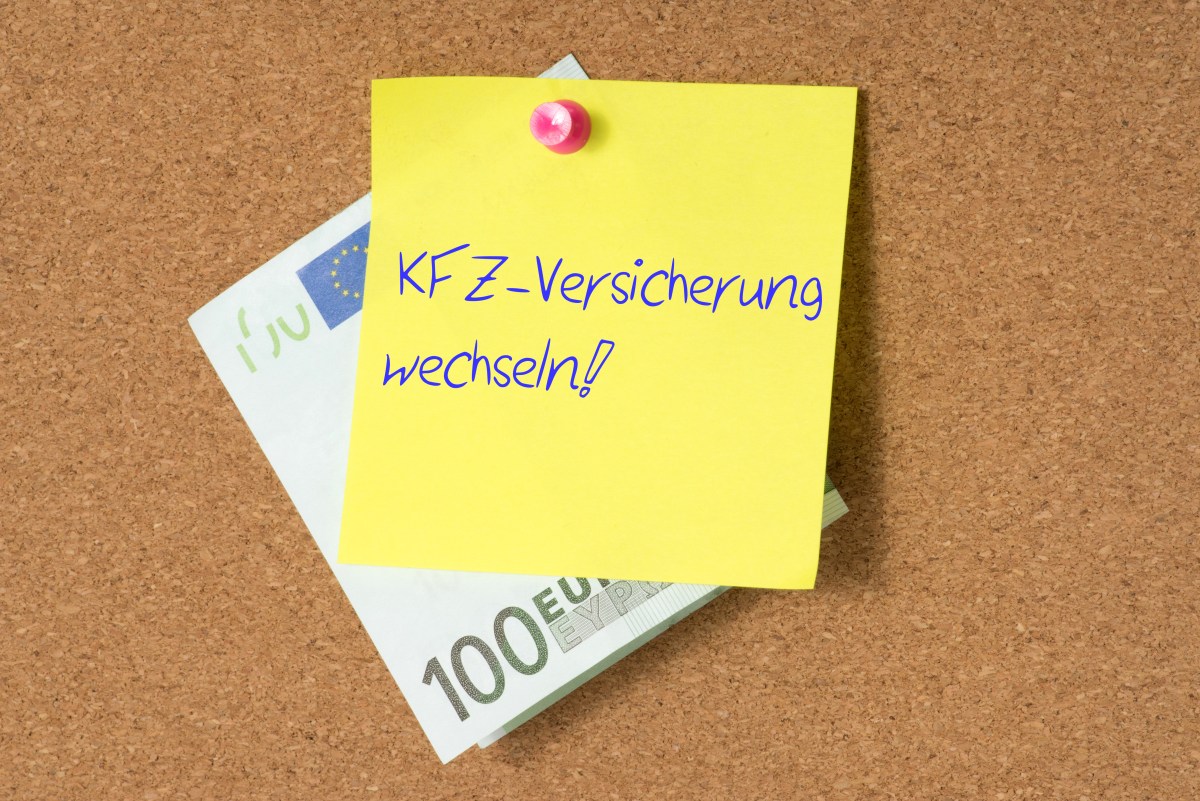 Auf einem gelben Zettel steht geschrieben: "Kfz-Versicherung wechseln". Dahinter ist ein 100-Euro-Schein befestigt.