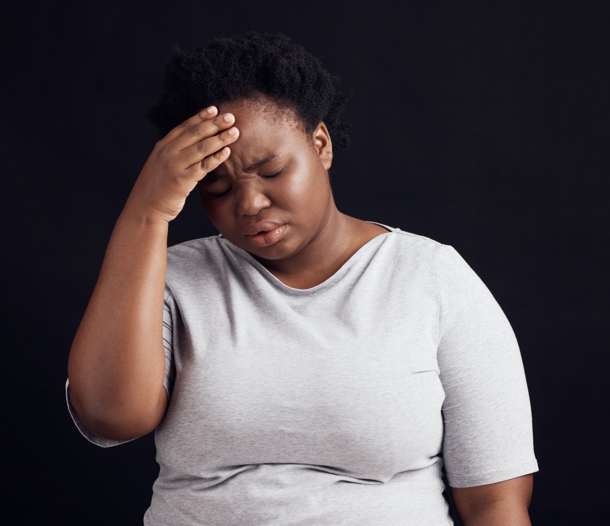 Posttraumatische Belastungsstörung Frau fässt sich an den Kopf