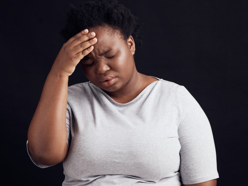 Posttraumatische Belastungsstörung Frau fässt sich an den Kopf