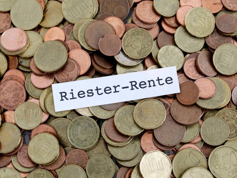 Ein Zettel mit der Aufschrift "Riester-Rente" liegt auf Münzen.