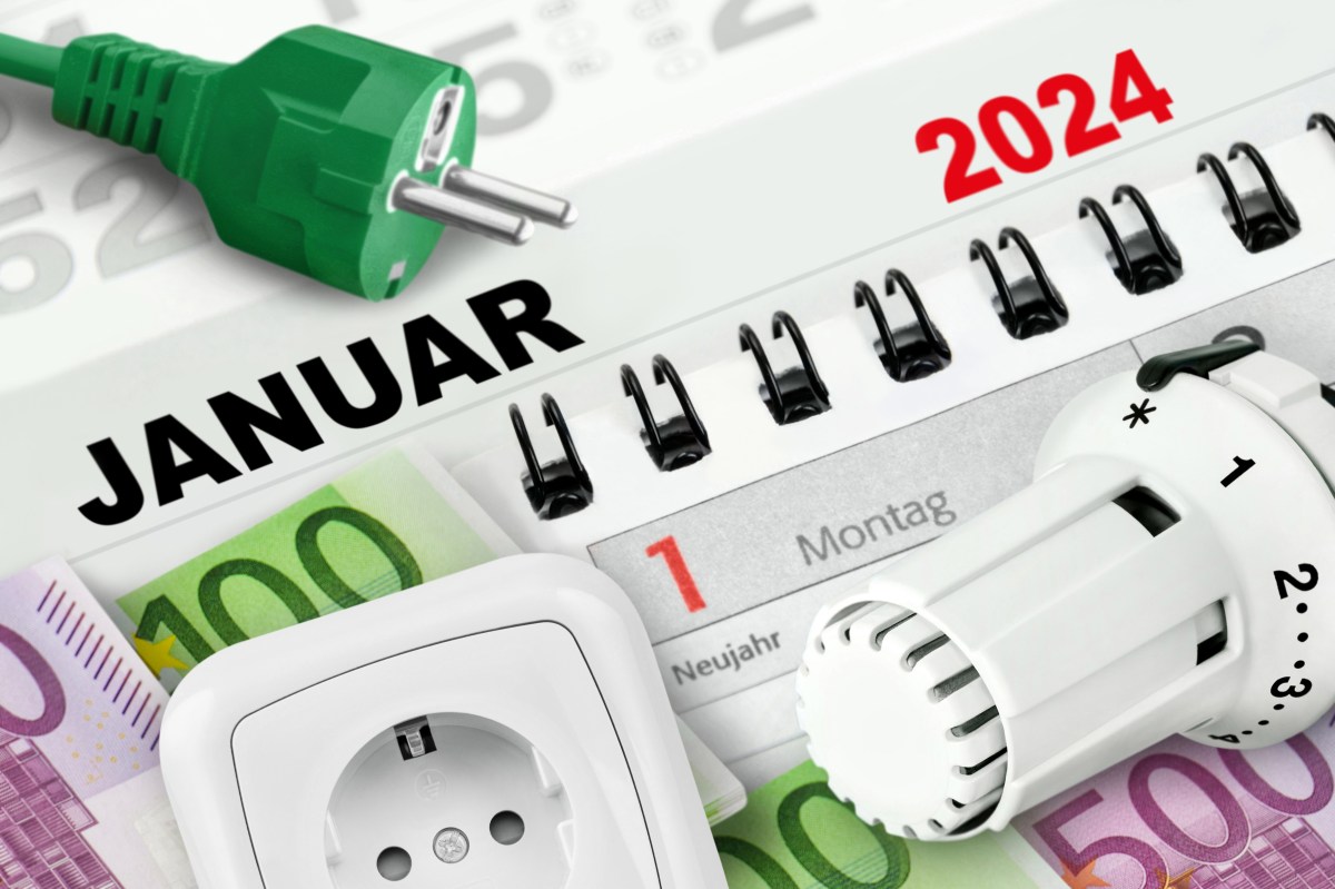 Ein Kalender des Jahres 2024 mit Stromsteckern und Thermostaten.