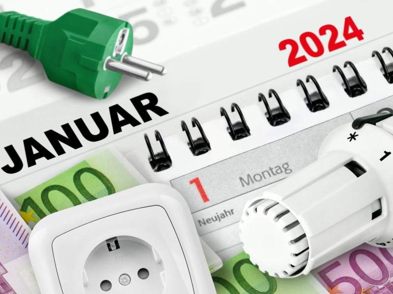 Ein Kalender des Jahres 2024 mit Stromsteckern und Thermostaten.