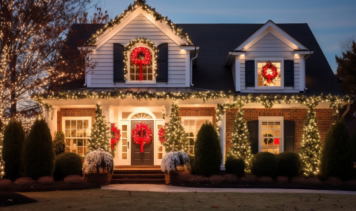 Ein Haus mit Weihnachtsbeleuchtung.