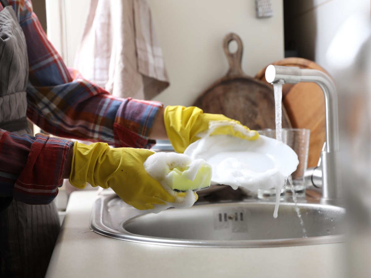 Putzen mit warmem oder kaltem Wasser? So wird die Küche sauber