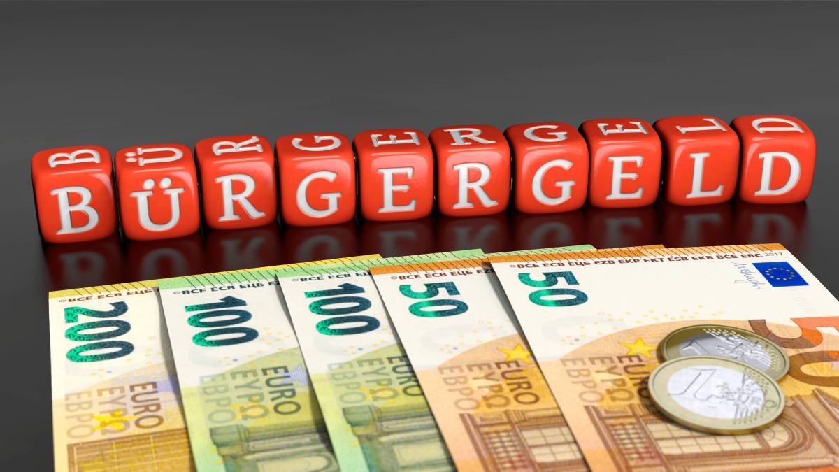 Auf Würfeln stehen Buchstaben. Sie ergeben das Wort 