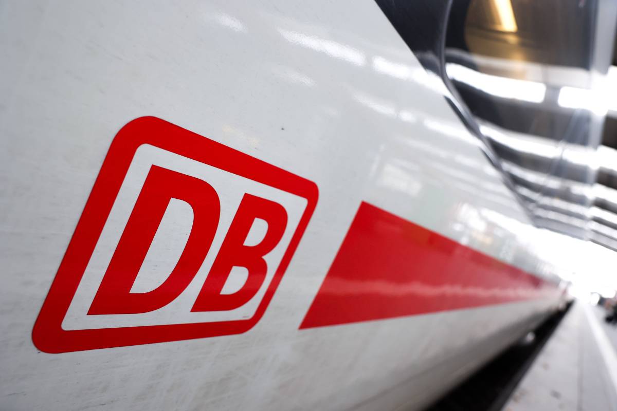 Das Logo der Deutschen Bahn auf einem ICE.