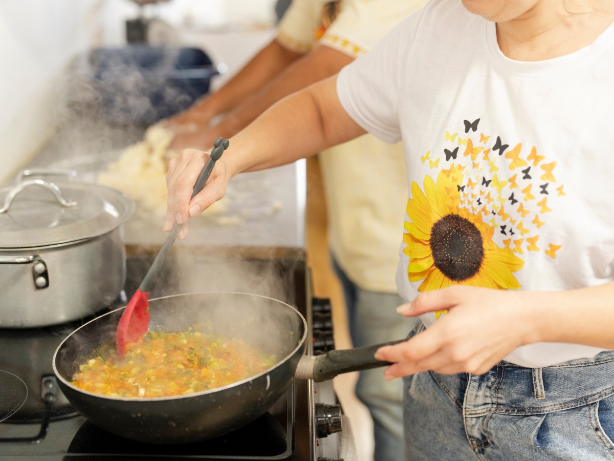Essengeruch aus der Küche entfernen: So wirst du den Gänsebraten-Geruch los