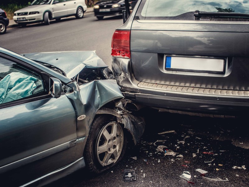 Ein Auto ist in ein anderes reingefahren. Die Vorderseite ist verbeult.