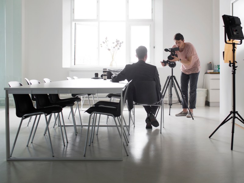 Ein Mann im Anzug wird fotografiert.