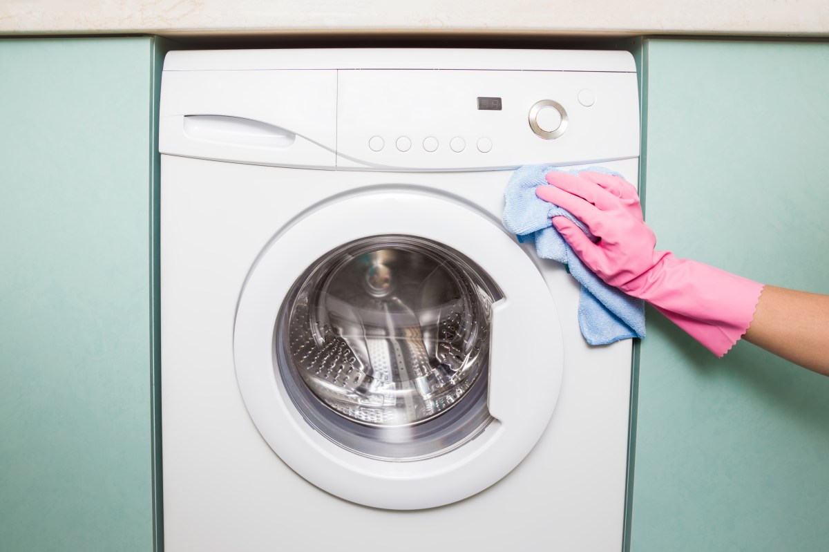 Frau putzt Waschmaschine