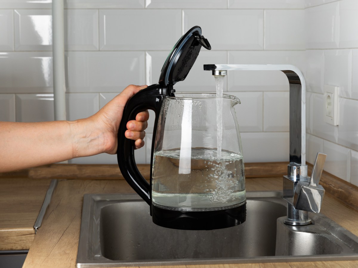 Kalk im Wasserkocher: Mit diesen 2 Tipps verhinderst du es