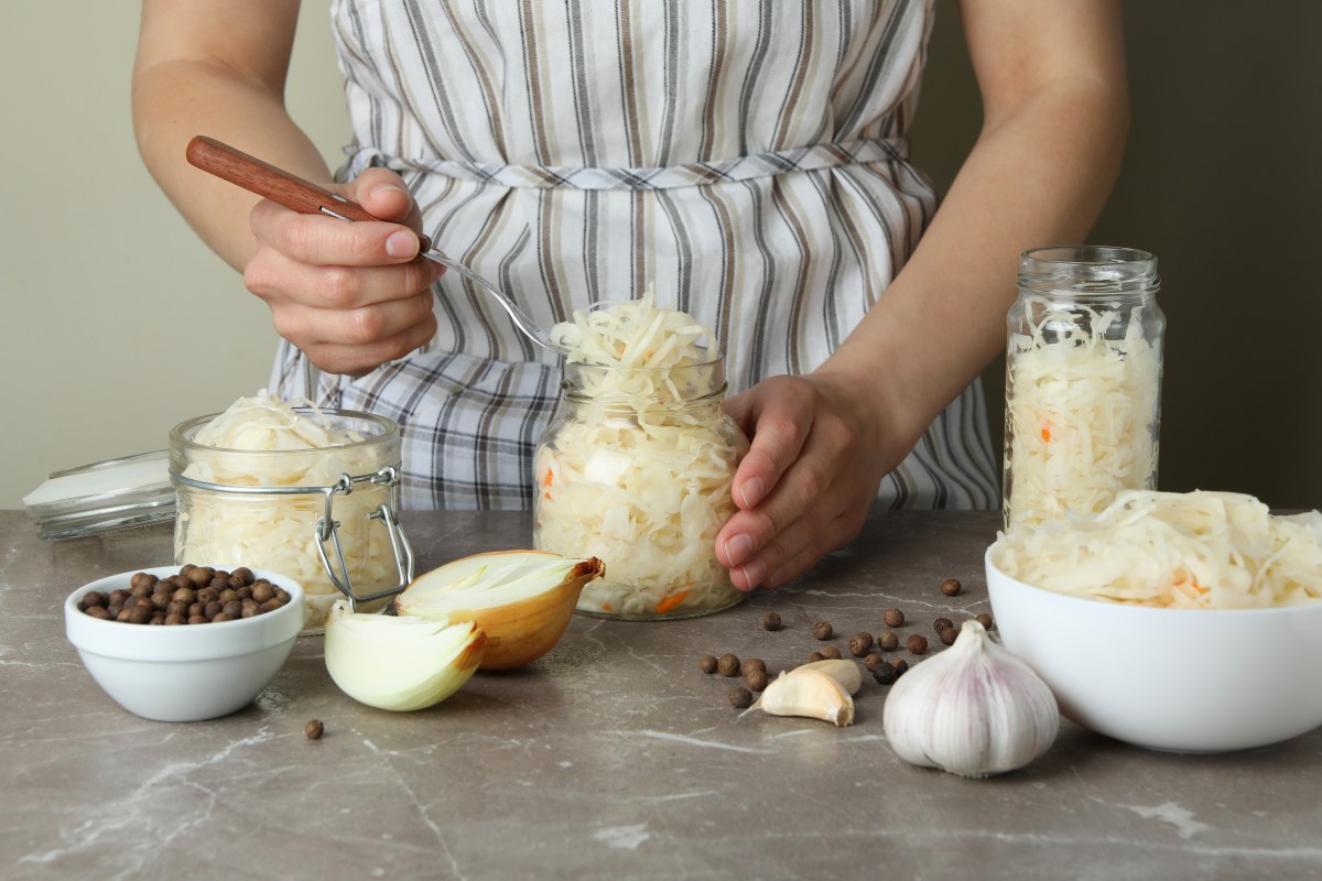 Hast du schon von der Sauerkraut-Diät gehört? Wir verraten dir, wie das Abnehmen funktionieren kann und was du beachten musst.