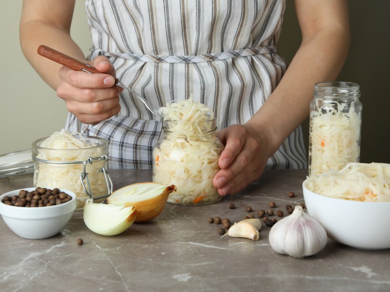 Hast du schon von der Sauerkraut-Diät gehört? Wir verraten dir, wie das Abnehmen funktionieren kann und was du beachten musst.