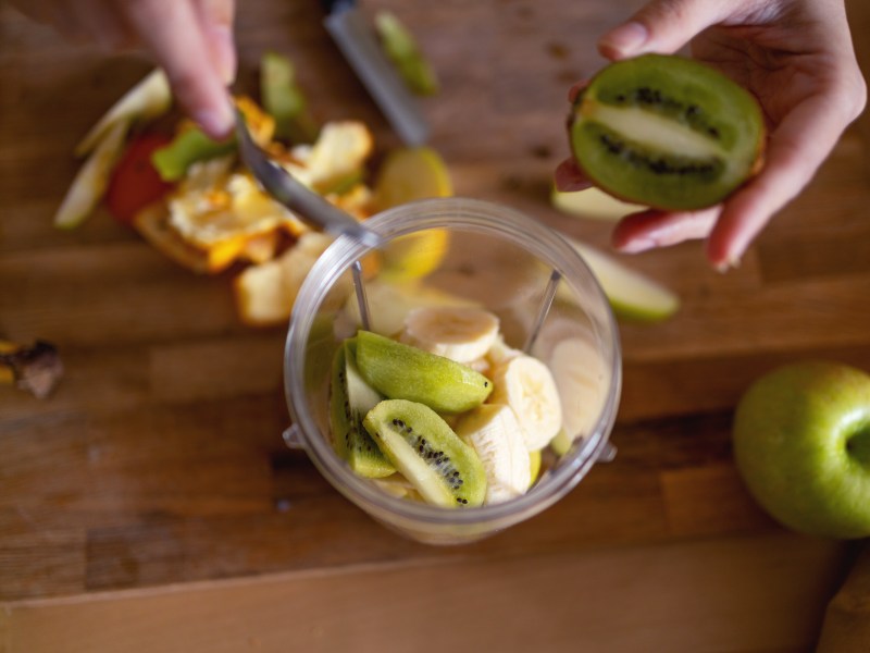 Obst schälen nervt dich? Dann probiere mal diesen simplen Glastrick aus. Der entfernt die Schale von deiner Kiwi schonend und im Handumdrehen. So vergeudest du nichts mehr von der lecker-gesunden Frucht.