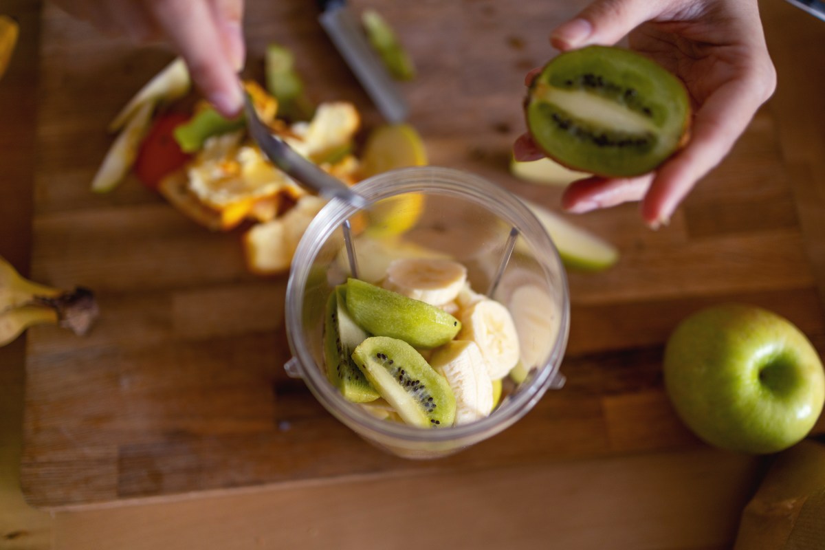 Obst schälen nervt dich? Dann probiere mal diesen simplen Glastrick aus. Der entfernt die Schale von deiner Kiwi schonend und im Handumdrehen. So vergeudest du nichts mehr von der lecker-gesunden Frucht.