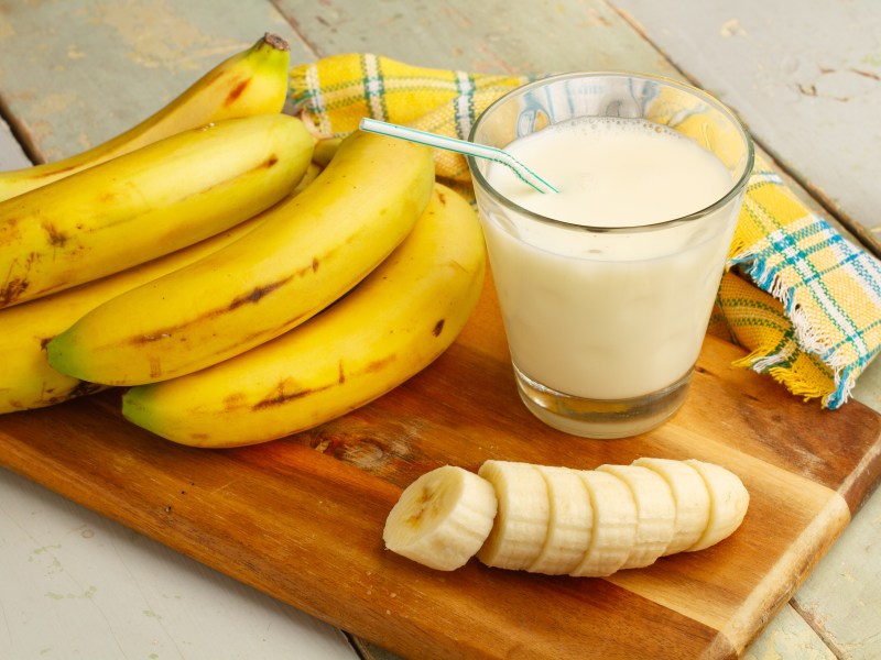 Bananen schmecken und sind gesund, aber wie sollen sie beim Abnehmen helfen? Alles, was du über die Bananen-Diät wissen musst.