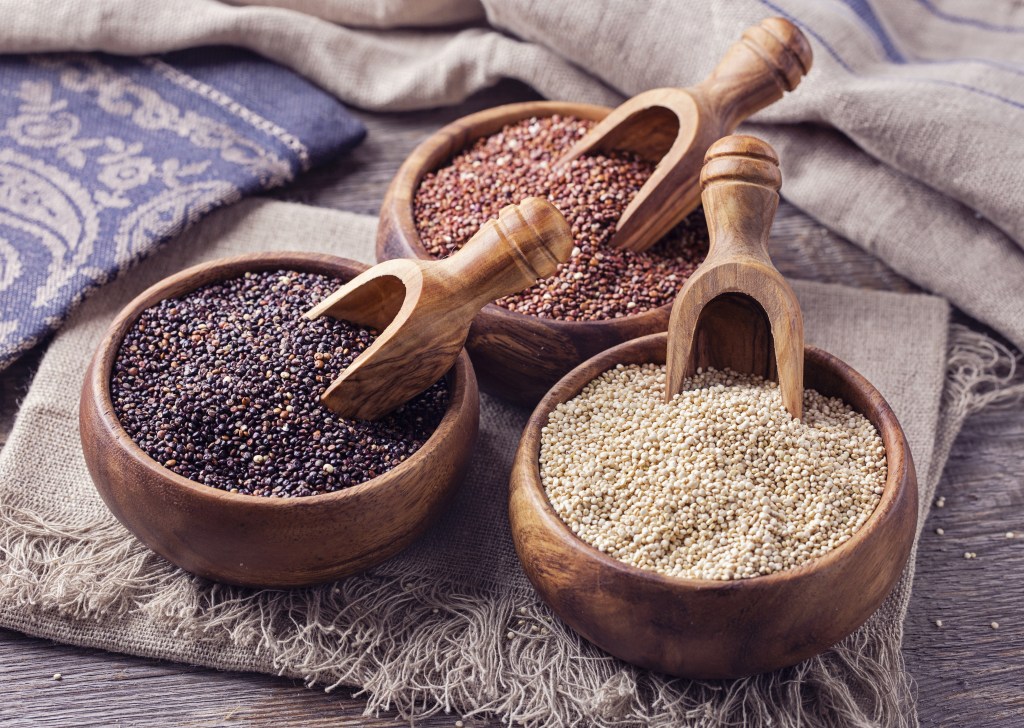Es sind drei verschiedene Farben von Quinoa zu sehen.