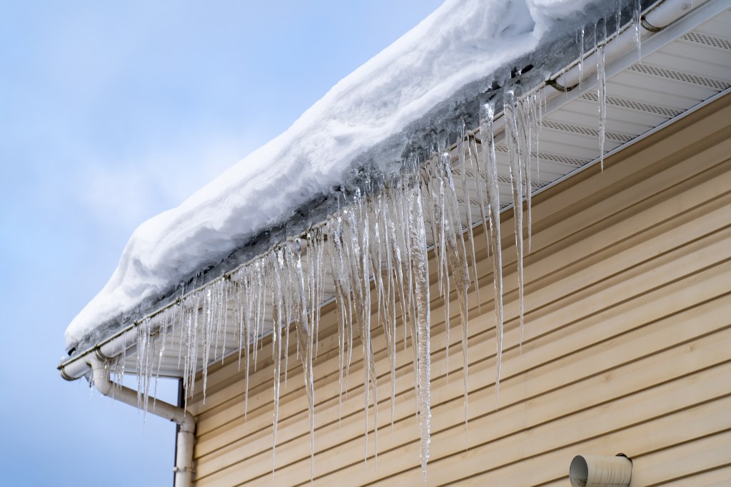 Eiszapfen am Haus