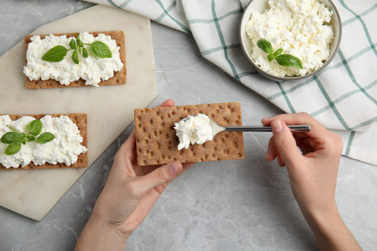 Knäckebrot körniger Frischkäse