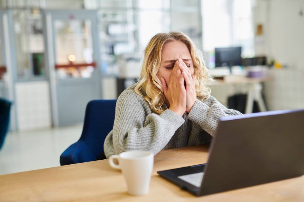 Frau unzufrieden im Job