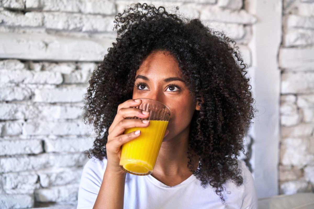 Frau Orangensaft trinken