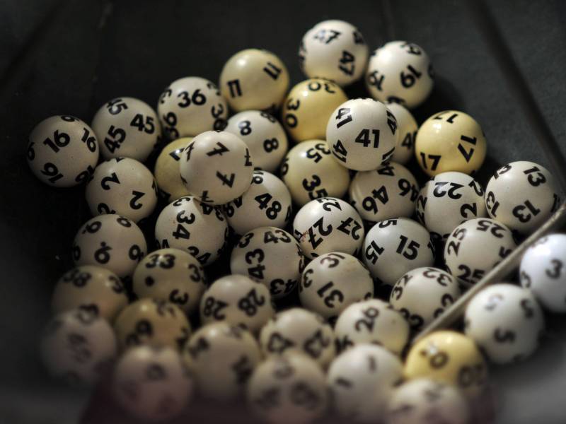 Kugeln mit Lottozahlen.