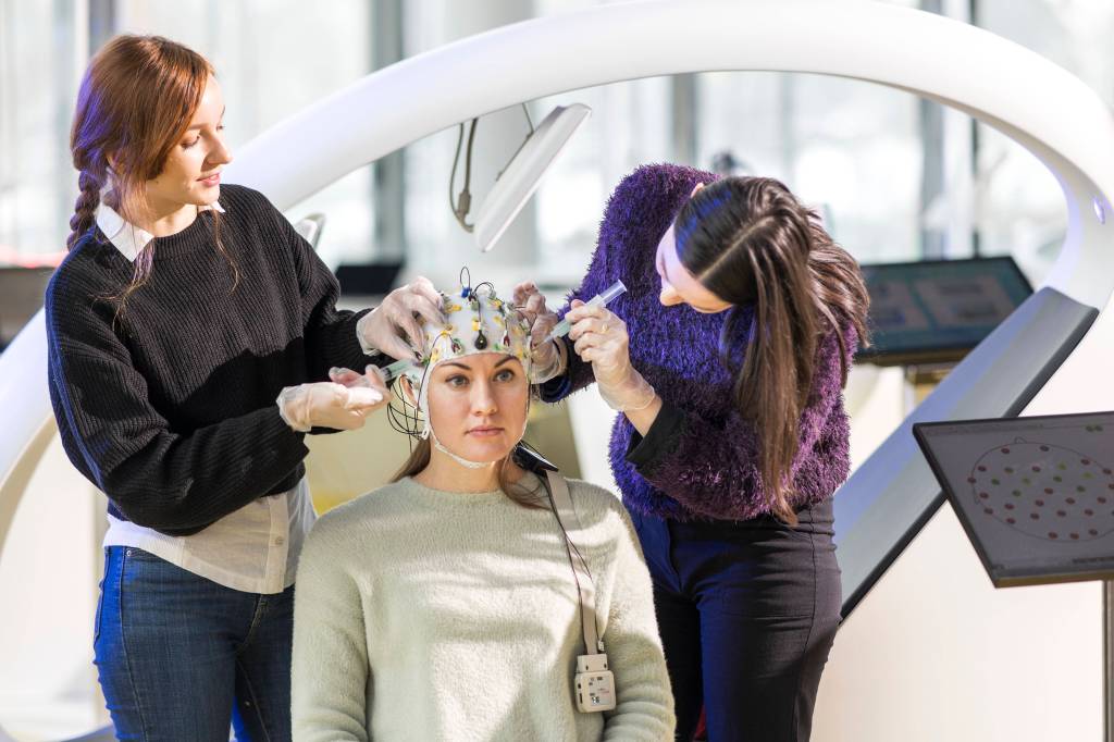 Ein EEG wird von drei Frauen ausprobiert.