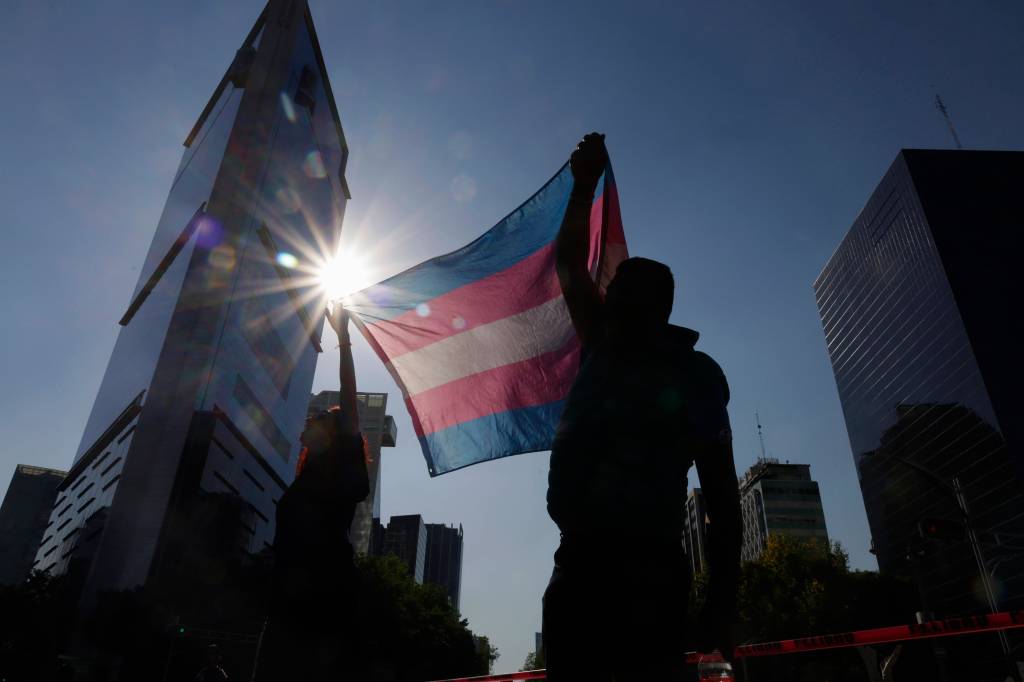 Zwei Personen mit einer Transsexuellen-Flagge.