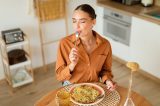Frau Pasta essen
