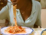 Frau Pasta essen vegan
