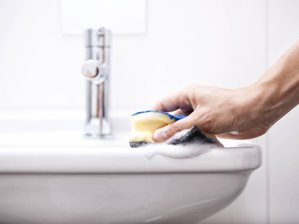 Kratzer im Waschbecken entfernen: So bekommst du sie wieder weg