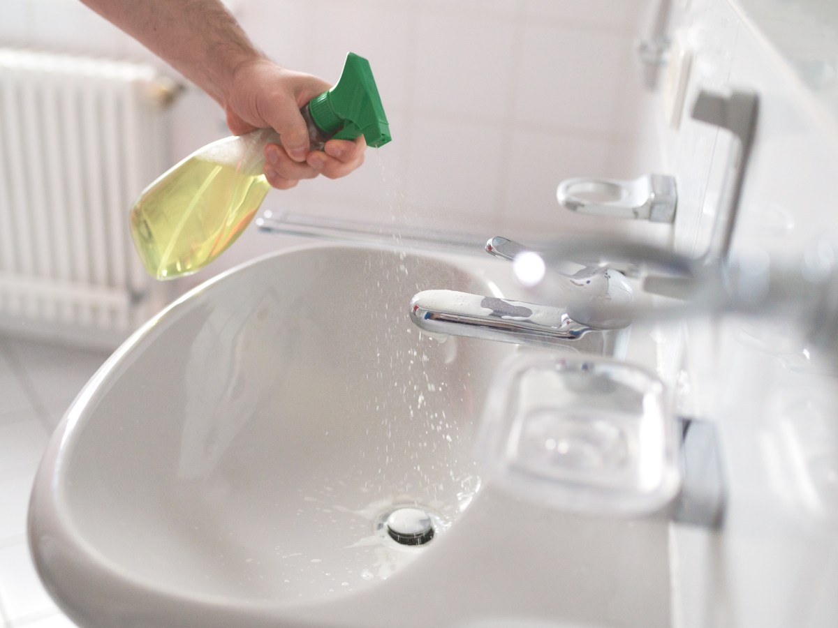 Waschbecken-Überlauf reinigen: So funktioniert es für den Frühjahrsputz