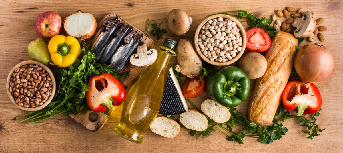 So lecker und so gesund: Wir verraten dir, was hinter der Kreta-Diät steckt, wie du damit abnehmen kannst und was es Gutes für deine Gesundheit tut.