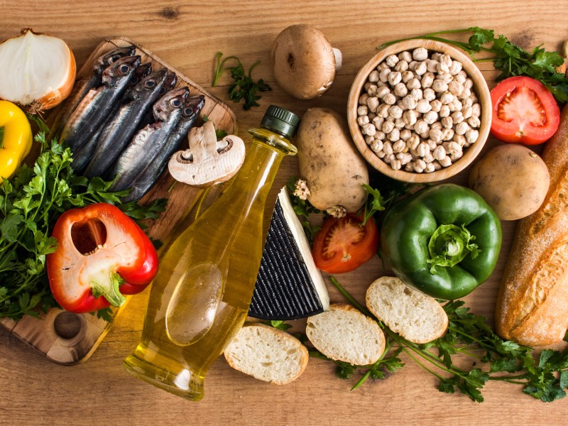 So lecker und so gesund: Wir verraten dir, was hinter der Kreta-Diät steckt, wie du damit abnehmen kannst und was es Gutes für deine Gesundheit tut.